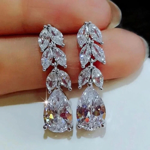 NEW 18k White Gold Diamond Crystal Drop Earrings - Picture 1 of 6
